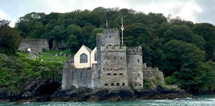 Vessel hits rocks off Dartmouth