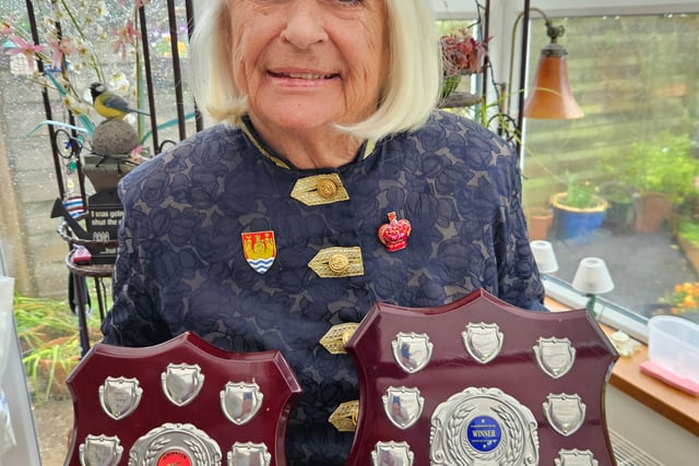 Oyez ! Les and Liz bring back the trophies