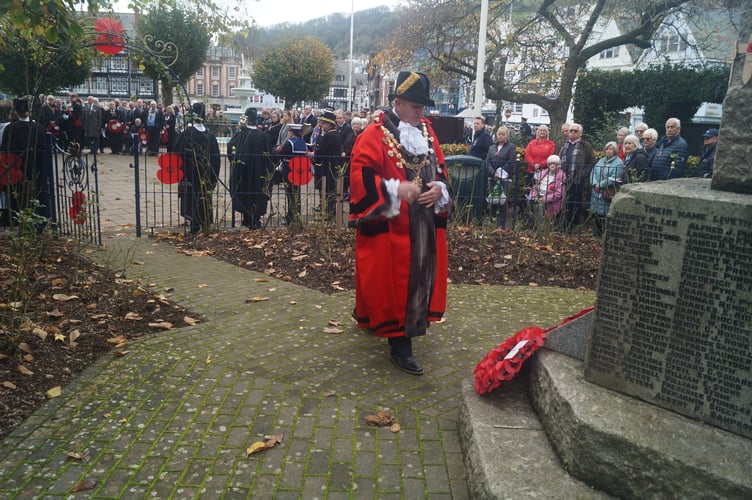 Dartmouth Mayor Cllr David Wells lays a wreath