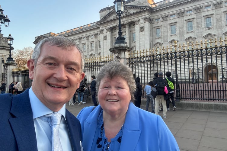 Alan Quick, Editor of the Crediton Courier and Liz Davies, Regional Editor for a number of Tindle’s Welsh titles, outside Buckingham Palace.  AQ 7372
