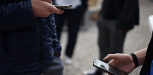 Council backs school smartphone ban