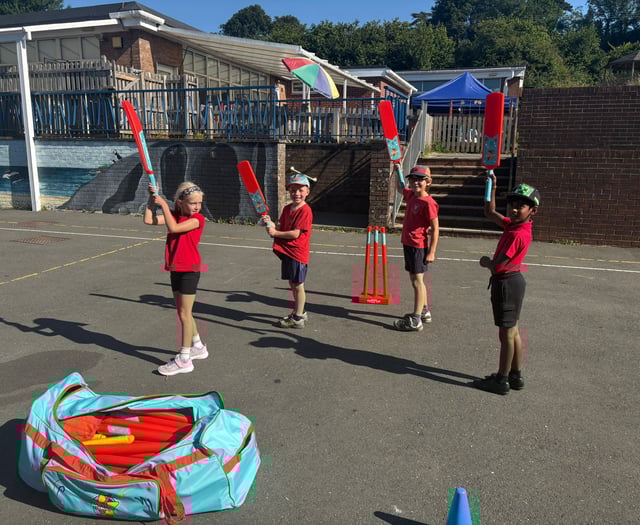 Local cricket club makes donation to Harbertonford Primary School