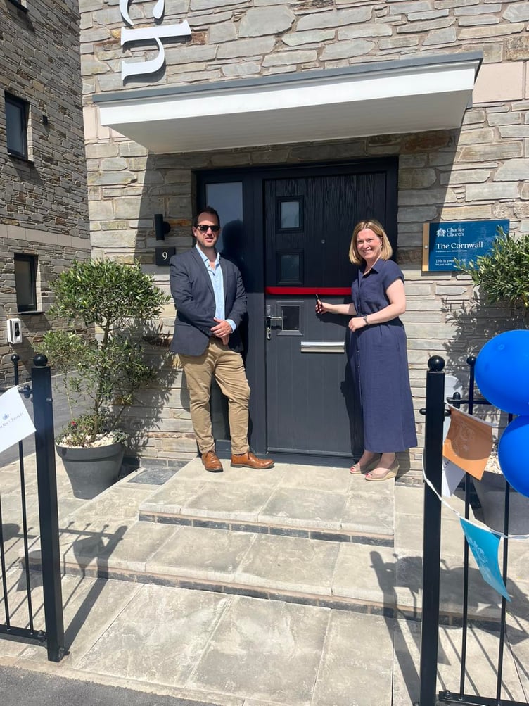 Rebecca Smith MP cuts the ribbon at The Avenue
