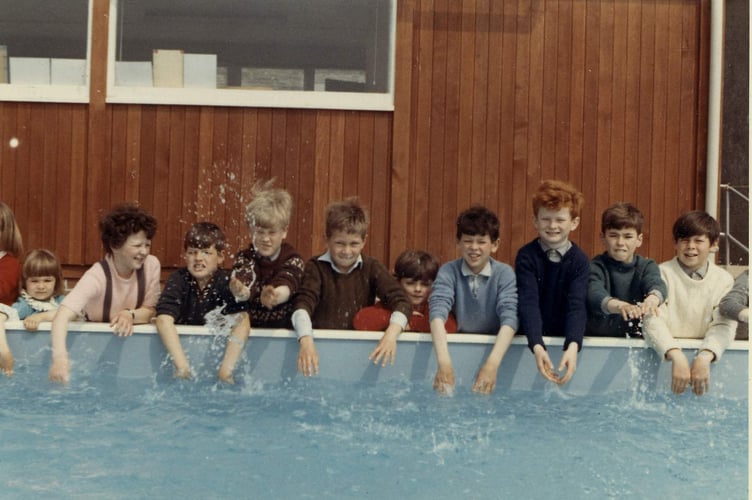 West Alvington school group by swimming pool - 1967