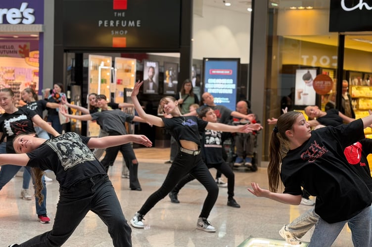 ICC students take part in ballet flash mob at Drake Circus