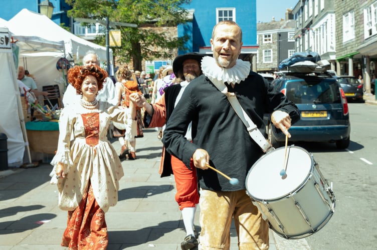 The cast of Elizabeth and Essex wend their way through Totnes 
