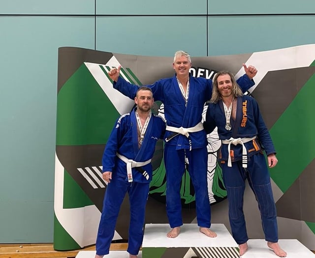 Lee goes undefeated at Devon Open