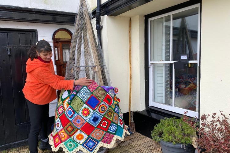 Knitmas tree bottom skirt