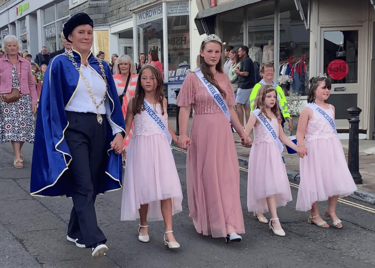 Cll Mayor Julia Wingate with the Fair Queen Ellie-Mae Newins and Princesses:: Olivia Lugsdin, Ruby Tucker and Ava Lilburn