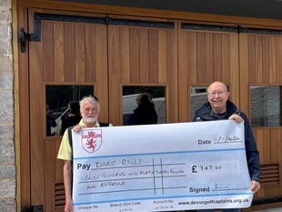 Devon golf captains donate £947.50 to Dart RNLI's new station